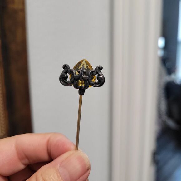 Two Antique Glass Hat Pins Victorian Pair Gold tone filigree openwork romantic - Picture 5 of 10